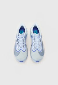 Hellblaue Sportschuhe mit einem Mesh-Obermaterial, verstärkten Schnürsenkeln und einem kontrastierenden blauen Akzent an der Sohle sowie dem Seitenlogo.