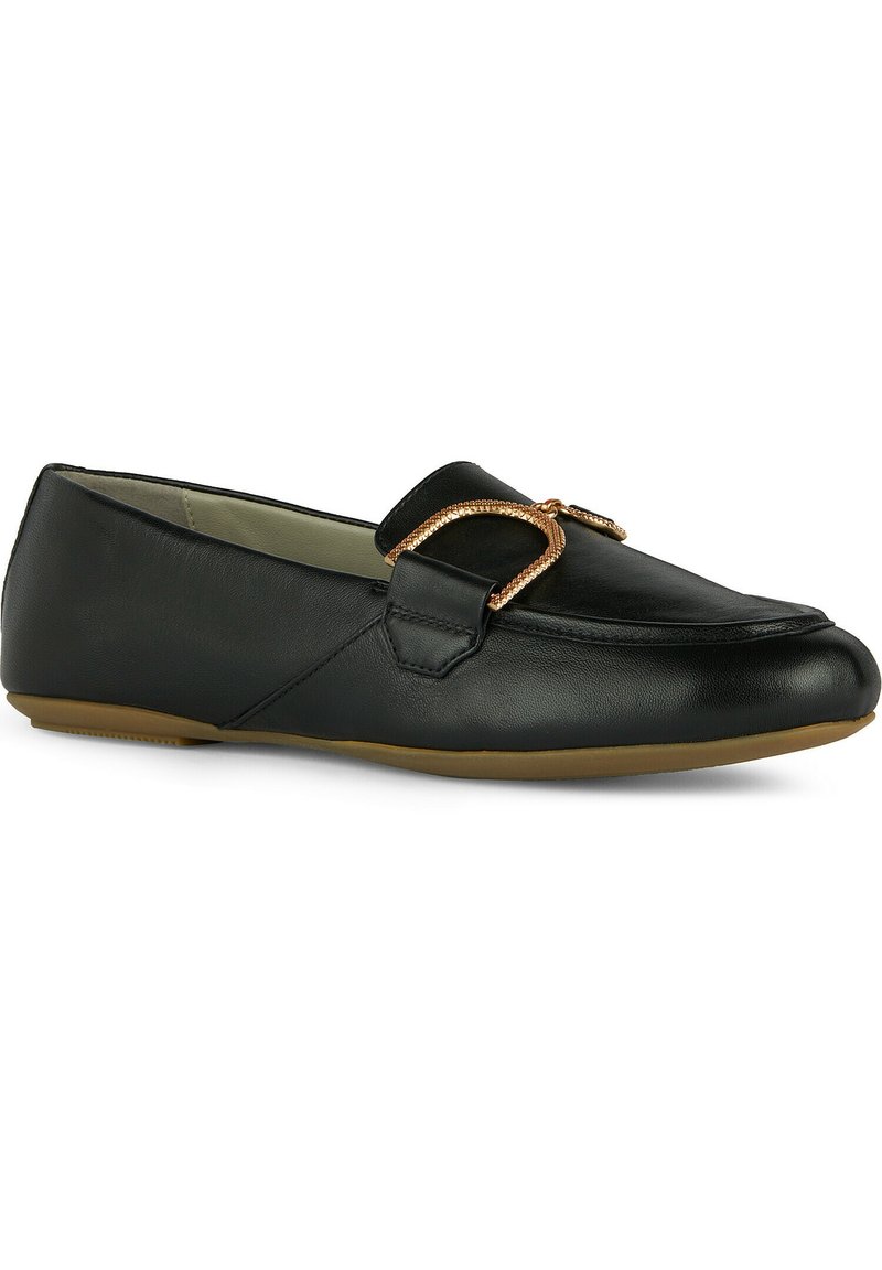 Mocassini in pelle nera con suola piatta, dotati di una fibbia decorativa in tonalità dorata e dettagli trapuntati sulla parte superiore.