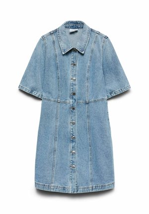 Robe en denim bleu clair à manches courtes avec fermeture à boutons sur le devant, col et coutures verticales, présentée sur un fond blanc.