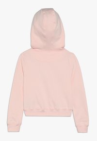 Világos rózsaszín, rövidított kapucnis felső, nagy kapucnival, bordás mandzsettákkal és hem állással, sima pamut keverék anyagból készült, egyszerű varrásokkal.