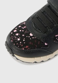 Mustad tossud, millel on tekstureeritud pealiskate roosade ja hõbedaste laikudega, padjandiga tald ja elastsed paelad kindla istuvuse tagamiseks.