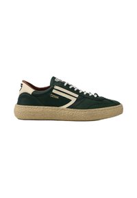 Sneaker in pelle verde con texture, dettagli crema, suola in giuta intrecciata e lacci bianchi. Presenta un dettaglio del logo sul lato.