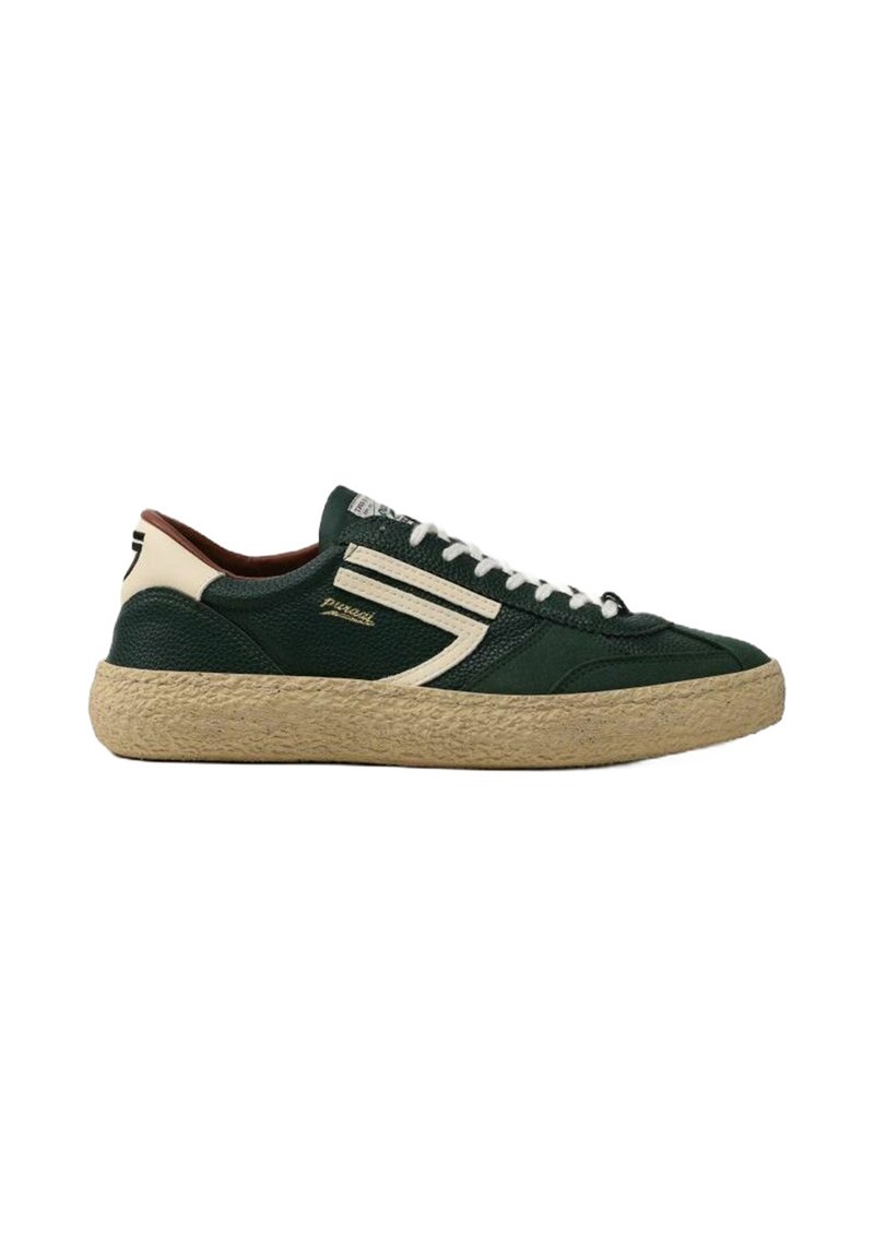 Sneaker in pelle verde con texture, dettagli crema, suola in giuta intrecciata e lacci bianchi. Presenta un dettaglio del logo sul lato.