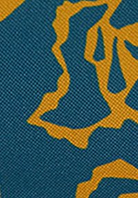 Tessuto in teal con un audace motivo floreale astratto in giallo senape, caratterizzato da una tessitura testurizzata per un maggiore interesse visivo.