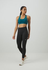 Puma 4KEEPS SHAPELUXE SEAMLESS - Sujetadores deportivos con sujeción media - cold green