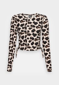 Langsleeve top met een beige luipaardprintpatroon, gemaakt van een soepele stof met verstelbare plooien aan de zijkanten en een ronde halslijn.