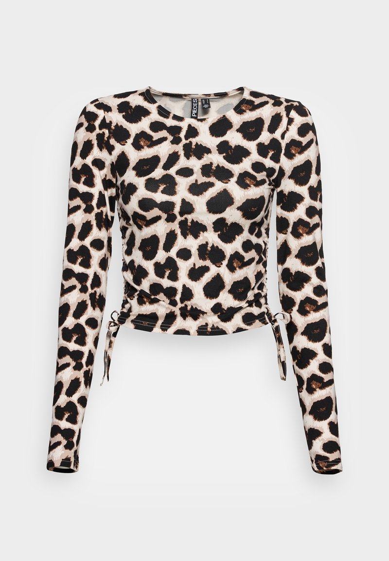 Langsleeve top met een beige luipaardprintpatroon, gemaakt van een soepele stof met verstelbare plooien aan de zijkanten en een ronde halslijn.