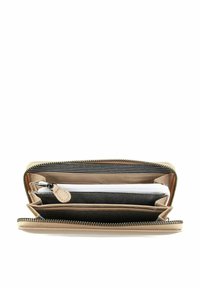 Portefeuille à fermeture éclair beige en cuir ; comporte plusieurs compartiments, une pochette blanche zippée et une doublure intérieure rayée.