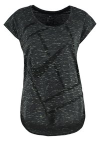 Zwart sportief t-shirt met een gemêleerd patroon, ronde hals, korte mouwen en een opvallend donker logo op de voorkant.