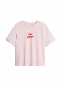 Rosa kortärmad t-shirt i bomull med texten "mon chéri" i fet röd skrift i mitten. Enkelt design med avslappnad passform.