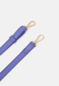 Fioletowy skórzany pasek ze złotym okuciem, wyposażony w dwa obrotowe klipsy i widoczne detale przeszyć, prezentujący gładką fakturę.