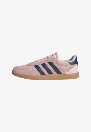 Sneaker in camoscio rosa chiaro con strisce blu navy, suola in gomma e dettagli bianchi. Presenta lacci rotondi e linguetta con marchio sul tallone.