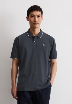 Dunkelgraues Polo-Shirt mit Kragen, zwei Knöpfen und weißen Paspeln am Kragen und an den Ärmeln. Kleines gesticktes Logo auf der Brust.
