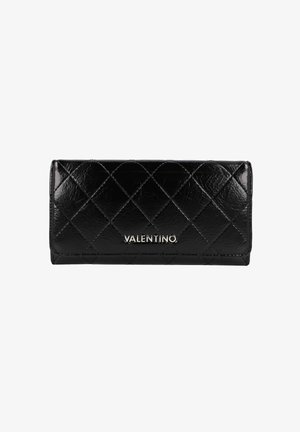 Cartera negra de cuero acolchado con forma rectangular, que presenta un logo plateado de "Valentino" en el frente y una textura brillante.
