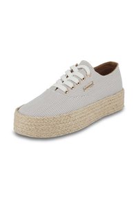Sneakers in tela bianca a strisce con suola in juta intrecciata, lacci piatti e occhielli in tono oro, caratterizzati da una forma rotonda e una texture morbida.