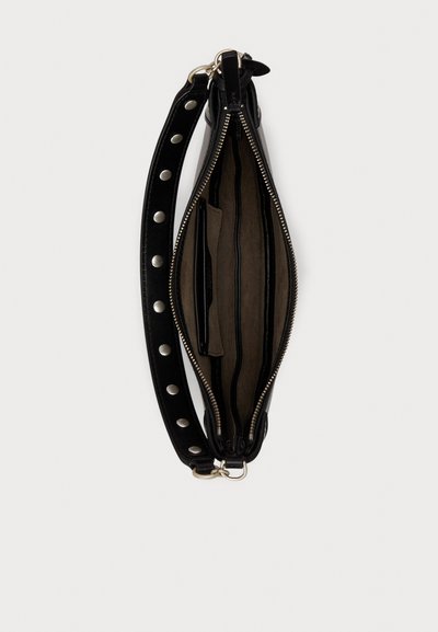 Czarna skórzana torba o gładkiej fakturze, z zamkiem błyskawicznym i paskiem ozdobionym srebrnymi ćwiekami. Wnętrze zawiera wiele przegródek i kieszeni.