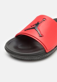 Jordan JUMPMAN SLIDE - Matalakantaiset pistokkaat - university red/black