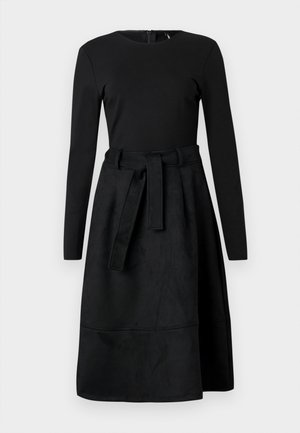 Abito lungo nero a maniche lunghe con top aderente, scollatura rotonda, vita regolabile con cintura e gonna a linea A che arriva sotto le ginocchia.