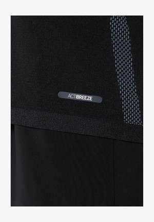 Musta urheilupaita, jossa on teksturoitu kuvio sivuilla ja sileä kangaspinta. Tunnuksessa lukee "ACTIBREEZE."