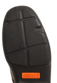La suola di gomma nera presenta una superficie testurizzata con scanalature orizzontali e verticali e un'etichetta arancione "AIRFLEX".