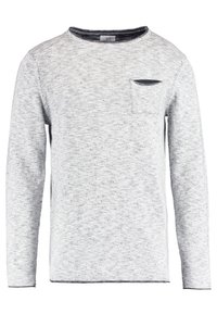 Maglietta grigia chiaro a maniche lunghe realizzata in un tessuto a maglia testurizzato, caratterizzata da una piccola tasca sul petto con un bordo grigio scuro. Collo rotondo.