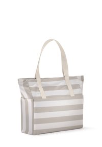 Nagy bézs és fehér csíkos táska széles fogantyúkkal és elülső zsebbel fehér háttér előtt.