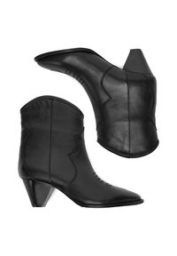 Mustad nahast pahklu jalatsid terava varbaga ja ainulaadse koonusjalaga. Omab dekoratiivset õmblustööd ja siledat tekstuuri.