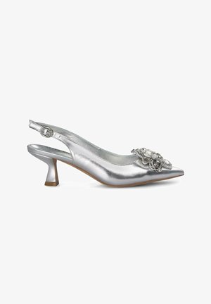 Silberne metallische Slingback-Schuhe mit spitzem Zeh, Blockabsatz in mittlerer Höhe und dekorativer Blumendekoration auf der Vorderseite.