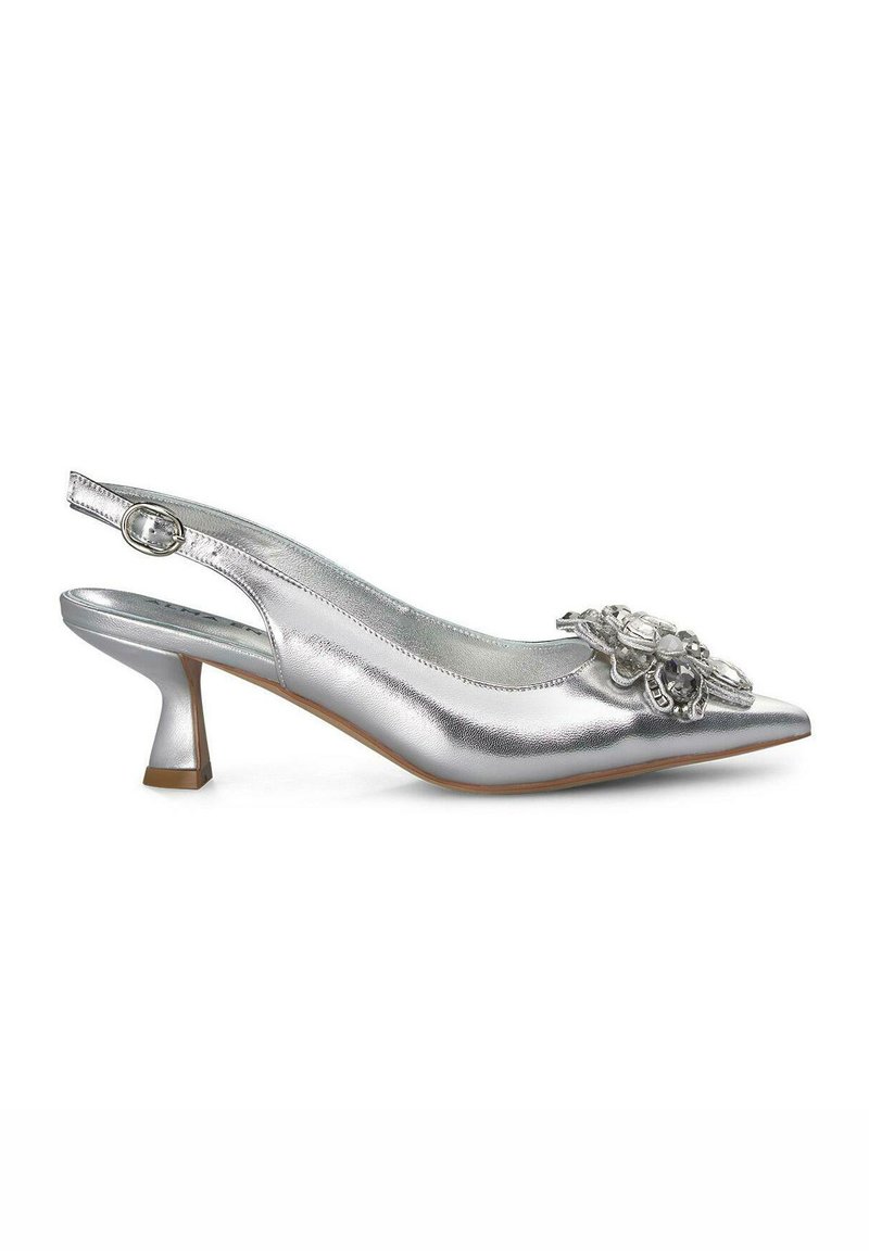 Scarpa slingback metallica argento con punta affusolata, tacco a blocco di media altezza e decorazione floreale appariscente sulla parte anteriore.