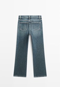 Jeans in denim blu a gamba dritta con due tasche posteriori e passanti per cintura, mostrati da dietro su sfondo bianco.