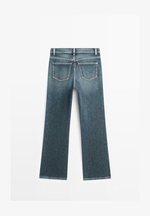 Blaue Jeans mit geradem Bein, zwei Gesäßtaschen und Gürtelschlaufen, von hinten auf weißem Hintergrund gezeigt.