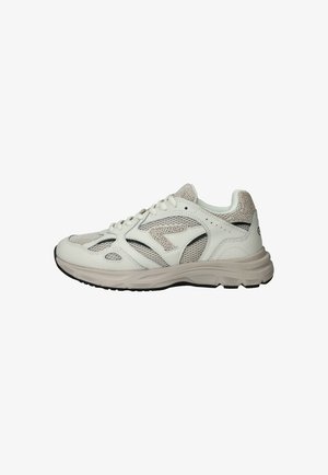 Sport sneaker met een witte synthetische bovenkant en meshpanelen, met een ronde neus, subtiele grijze accenten en een textuurzool voor grip.
