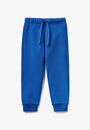 Blauwe fleece joggingbroek met elastische tailleband en trekkoord, geribde boorden bij de enkels, platliggende op een witte achtergrond.