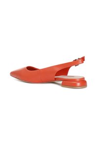 Zapato de charol rojo tipo slingback con puntera afilada, lados abiertos y tacón bajo en bloque, con un detalle de hebilla plateada en la correa del talón.