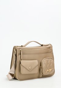 Borsa in finta pelle beige con manico superiore, tracolla regolabile, scomparti con zip e tasca frontale trapuntata con dettagli dorati.