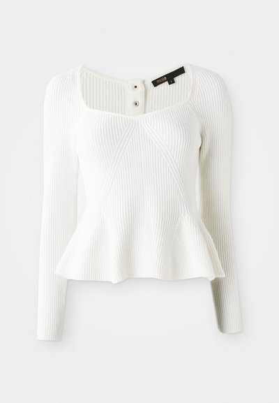 Haut blanc à manches longues en côtes avec un hem en peplum, décolleté carré et deux boutons métalliques au centre, en tissu texturé.