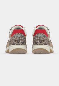 Αθλητικά παπούτσια με υφή λεοπάρ, μπεζ και κόκκινες πινελιές, επενδεδυμένος γιακάς, ασημένια φερμουάρ και ελαστική σόλα για πρόσφυση.