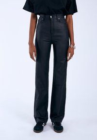 Svarta högmidjade byxor i konstläder med rak bendesign, som har framfickor, dragkedja och silverdetaljer.