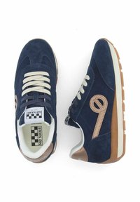 Baskets en daim bleu marine avec des lacets crème, accents marron et semelles blanches. Présente un logo circulaire sur le côté et un intérieur rembourré.