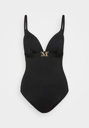 Traje de baño negro de una sola pieza con escote en V profundo, tirantes ajustables y un adorno dorado en forma de M en la cintura. Textura de tela suave.