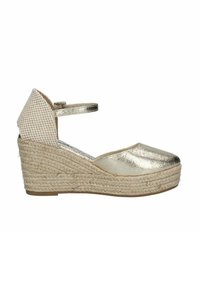 Espadrille de cuña metálica dorada con base de cuerda trenzada, tacón de tela a cuadros y tira al tobillo. Textura suave y diseño de frente abierto.