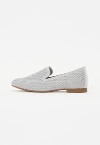 Halluxiga hallid slip-on kingad tekstuuriga kudumipealsega, mandli kuju varvastega, elastsete külgpaneelidega ja lamedate kummitaldadega. Kerge kujundus lihtsa siluetiga.