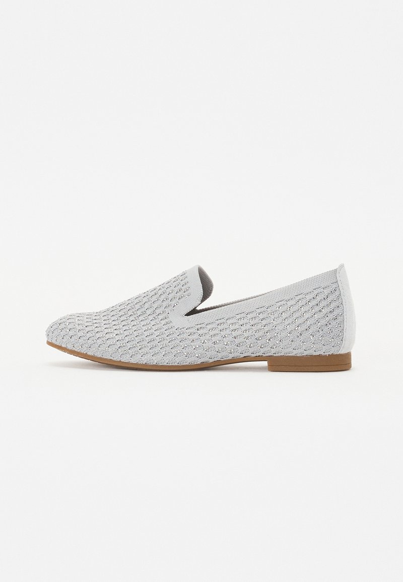 Halluxiga hallid slip-on kingad tekstuuriga kudumipealsega, mandli kuju varvastega, elastsete külgpaneelidega ja lamedate kummitaldadega. Kerge kujundus lihtsa siluetiga.