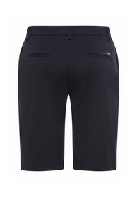 Marineblauwe shorts van soepel fabric, met twee achterzakken en een standaard tailleband, voorzien van een logoaccent nabij de tailleband.