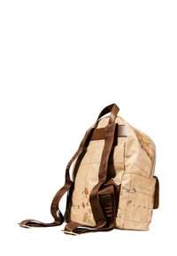 Brązowy plecak z designem mapy świata, brązowe paski i uchwyt u góry. Posiada kieszeń boczną oraz zamek błyskawiczny. Gładka tekstura.