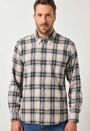 Camisa de franela a cuadros en beige, azul marino y verde. Cuello con botones, mangas largas y botones en la parte delantera. Textura suave con un patrón de cuadros.