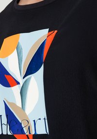 Camiseta De Manga Corta S.Oliver Para Mujer – Mezcla De Tejidos Cómoda Y Con Estilo