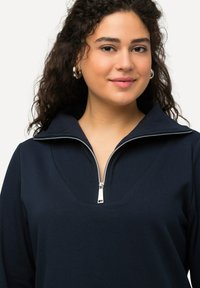 Ulla Popken TROYERKRAGEN REISSVERSCHLUSS LANGARM - Pletené šaty - dark blue