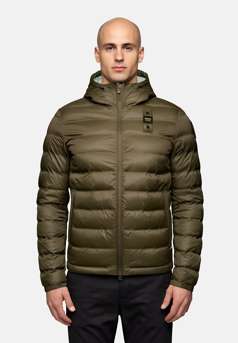 Olivi vihreä puffer-takki, jossa on vetoketju, kevyt muotoilu, huppu ja ommellut paneelit. Sisältää logopatchin rinnassa ja joustavat hihansuut.
