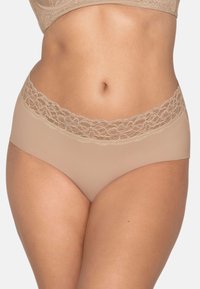 Beige slips gemaakt van een gladde stof, met een golvende kant tailleband die een textuurdetail aan de bovenkant toevoegt.